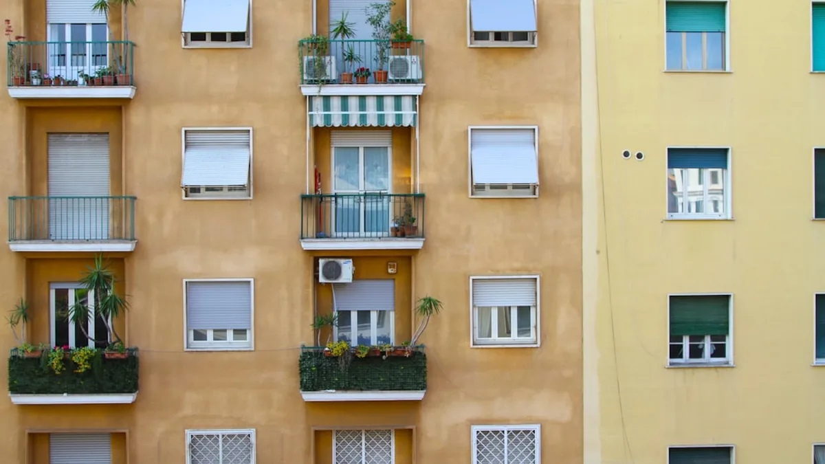 Installer une pompe à chaleur en copropriété : autorisations, voisinage et refus